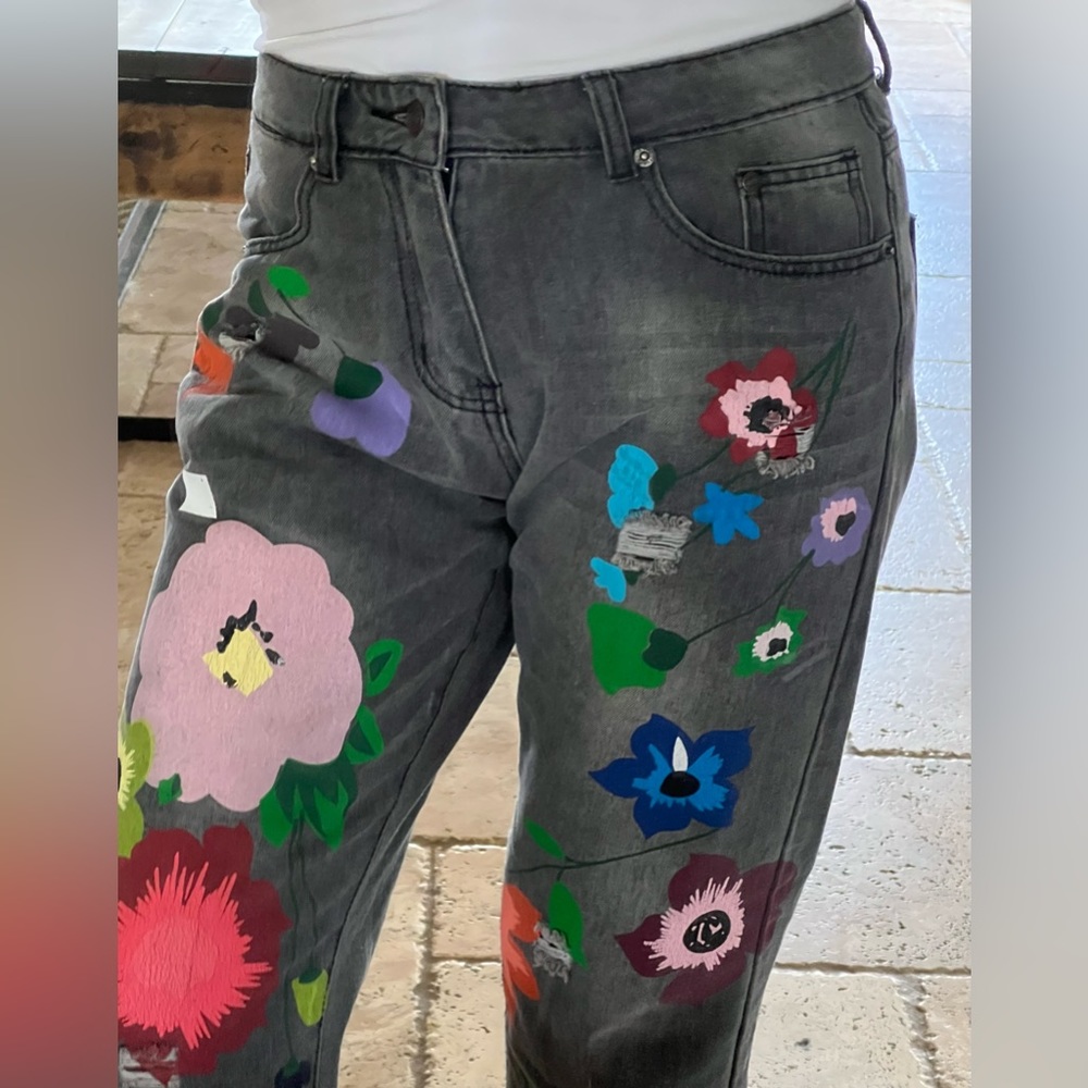 Size 4 Gray with Painted Flowers straight leg  jeans pants Fashion Nova